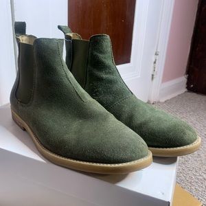 Green suede Chelsea boots with rubber sole.
